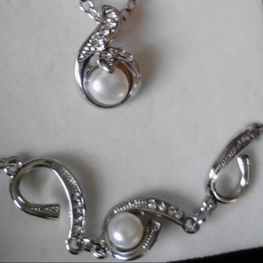 Silvertone Simulated Pearl & Diamond Jewelry Set - Picture 4 of 6